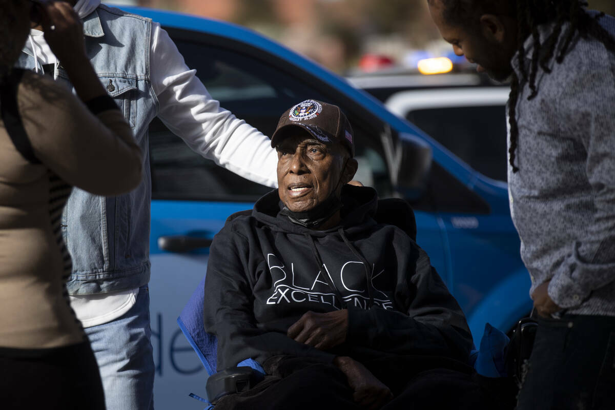 El agente de policía jubilado de Las Vegas Herman Moody, de 97 años, llega al Centro de Gobie ...