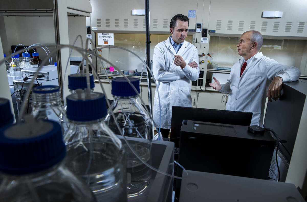 El doctor Jefferson Kinney, a la derecha, y el doctor Aaron Ritter en el Laboratorio de Descubr ...