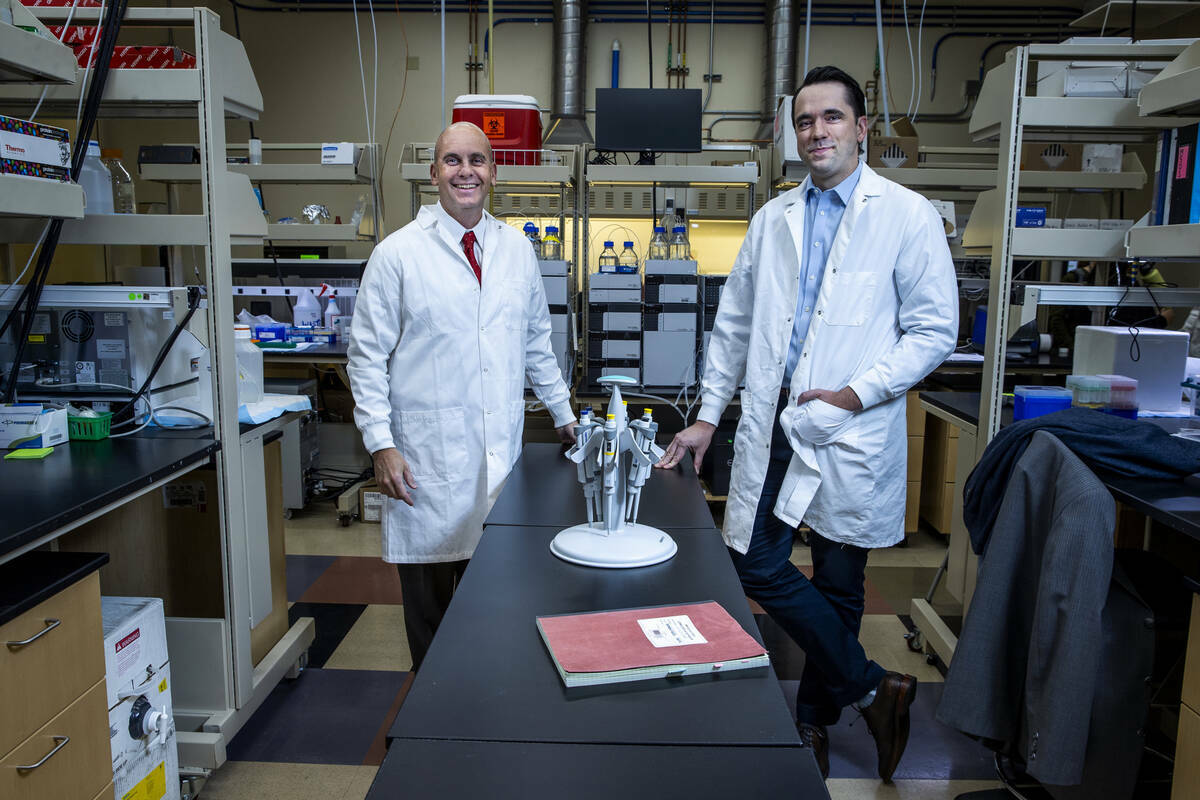 El doctor Jefferson Kinney, a la izquierda, y el doctor Aaron Ritter en el Laboratorio de Descu ...