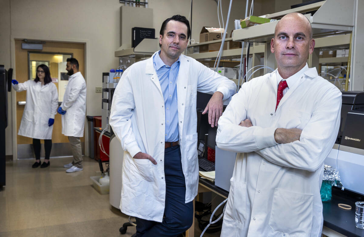 El doctor Jefferson Kinney, a la derecha, y el doctor Aaron Ritter en el Laboratorio de Descubr ...