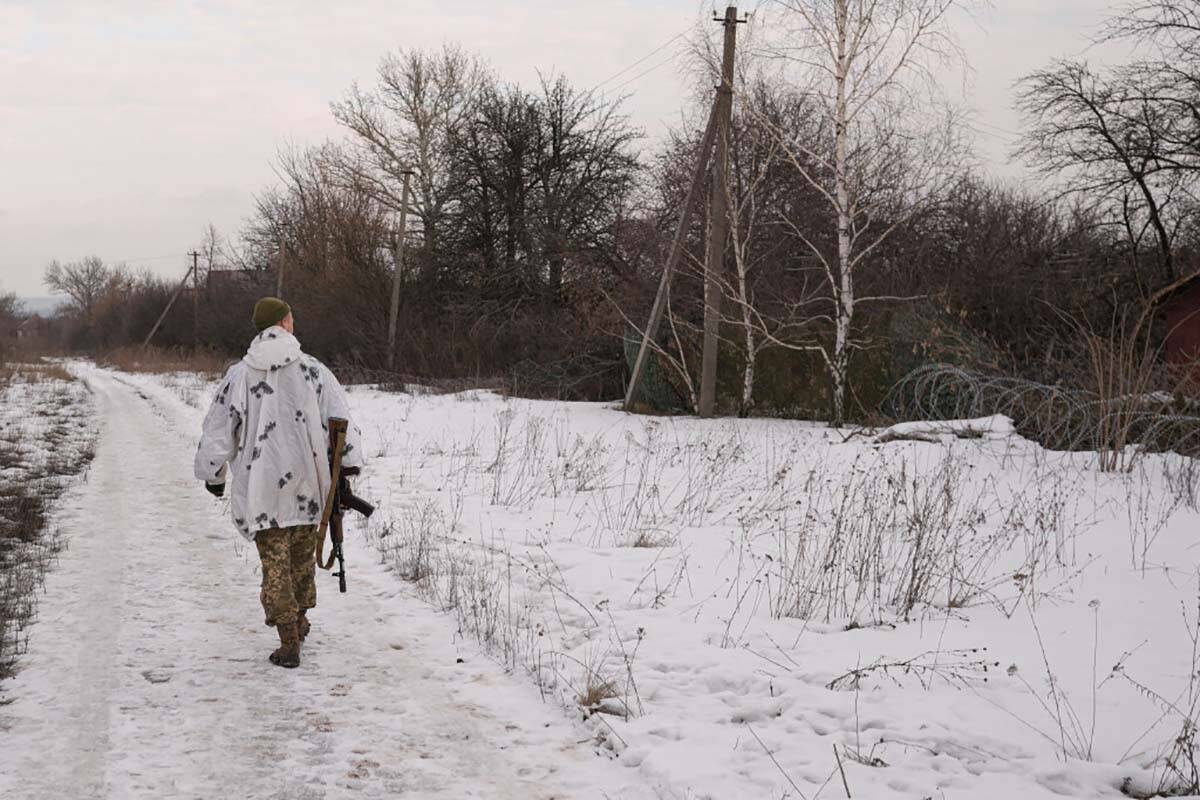 Un militar ucraniano camina hacia una posición en el frente a las afueras de Popasna, en la re ...