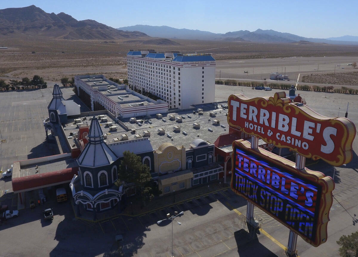 El cerrado hotel y casino Terrible's el miércoles 16 de febrero de 2022, en Jean. (Bizuayehu T ...