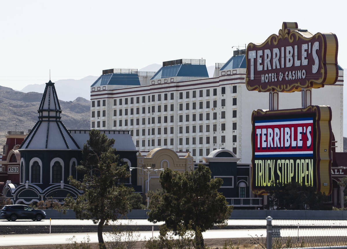 El cerrado hotel y casino Terrible's el miércoles 16 de febrero de 2022, en Jean. (Bizuayehu T ...
