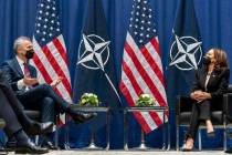 La vicepresidenta Kamala Harris se reúne con el secretario general de la OTAN, Jens Stoltenber ...