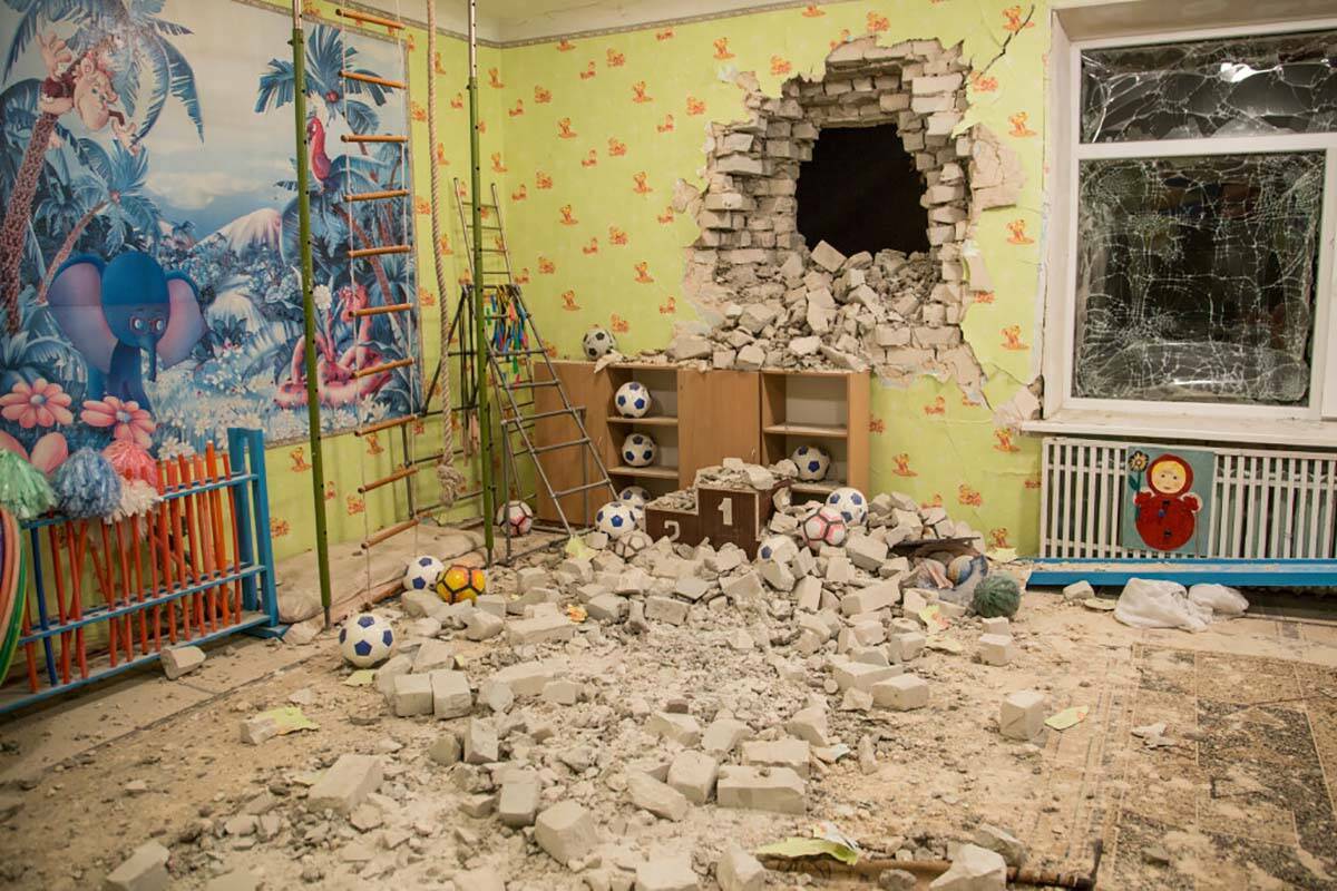 Ladrillos y escombros se mezclan con juguetes debajo de un muro dañado tras el bombardeo repor ...