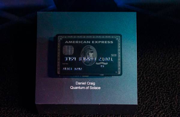 Una tarjeta de crédito American Express de James Bond usada por Daniel Craig en "Quantum of So ...