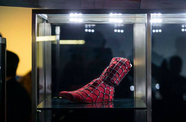 Utilería de la serie de Spider-Man durante un preestreno de The Movie Prop Experience en Neono ...