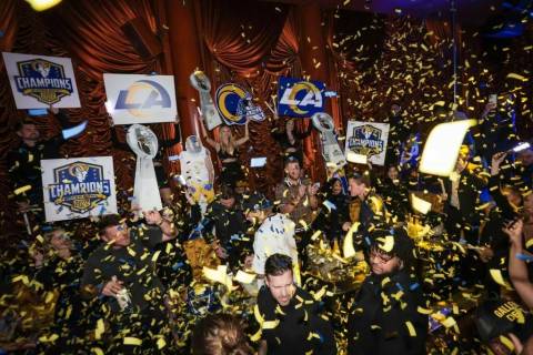 Miembros de Los Angeles Rams celebran en su fiesta de victoria del Súper Tazón LVI en Casa Pl ...