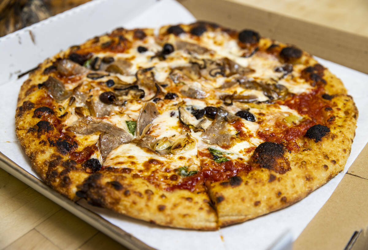 Una pizza terminada por el propietario del restaurante y chef Giovanni Mauro en Old School Pizz ...