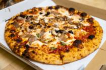 Una pizza terminada por el propietario del restaurante y chef Giovanni Mauro en Old School Pizz ...