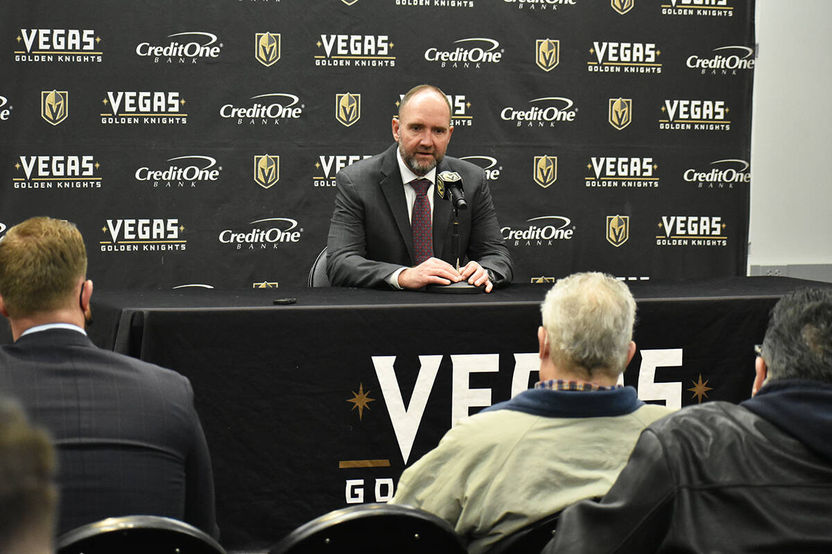 El entrenador de Vegas Golden Knights, Peter DeBoer, habla ante los medios de comunicación lue ...