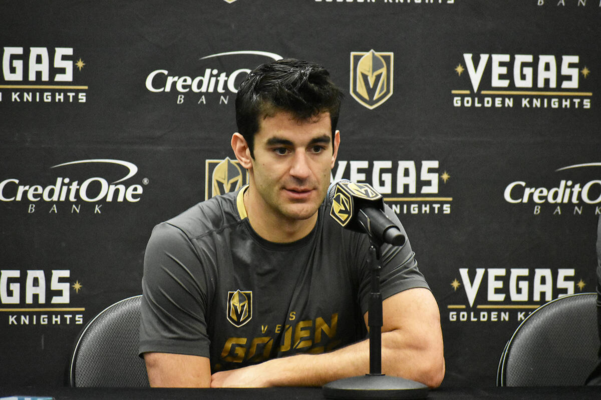 El jugador de Vegas Golden Knights, Max Pacioretty, habla ante los medios de comunicación lueg ...