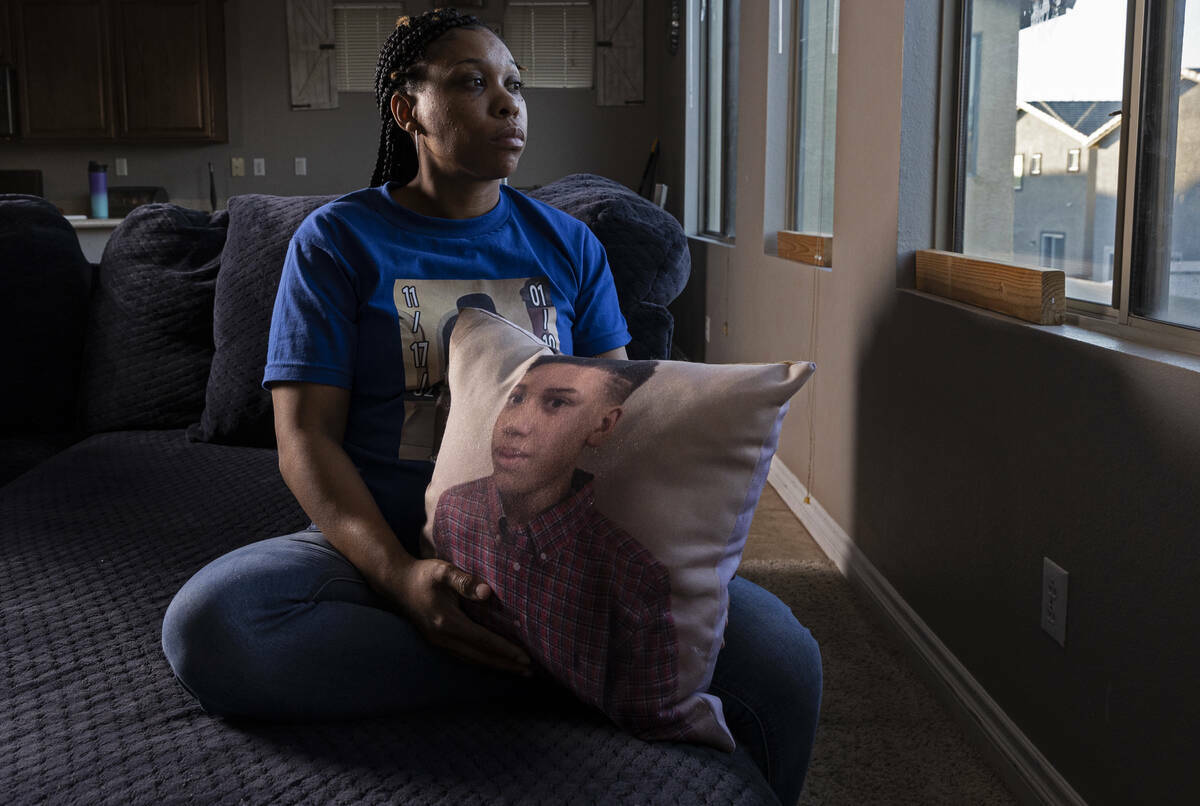 Latia Alexander, madre de Isaiah Williams, de 19 años, que fue abatido por una unidad SWAT de ...