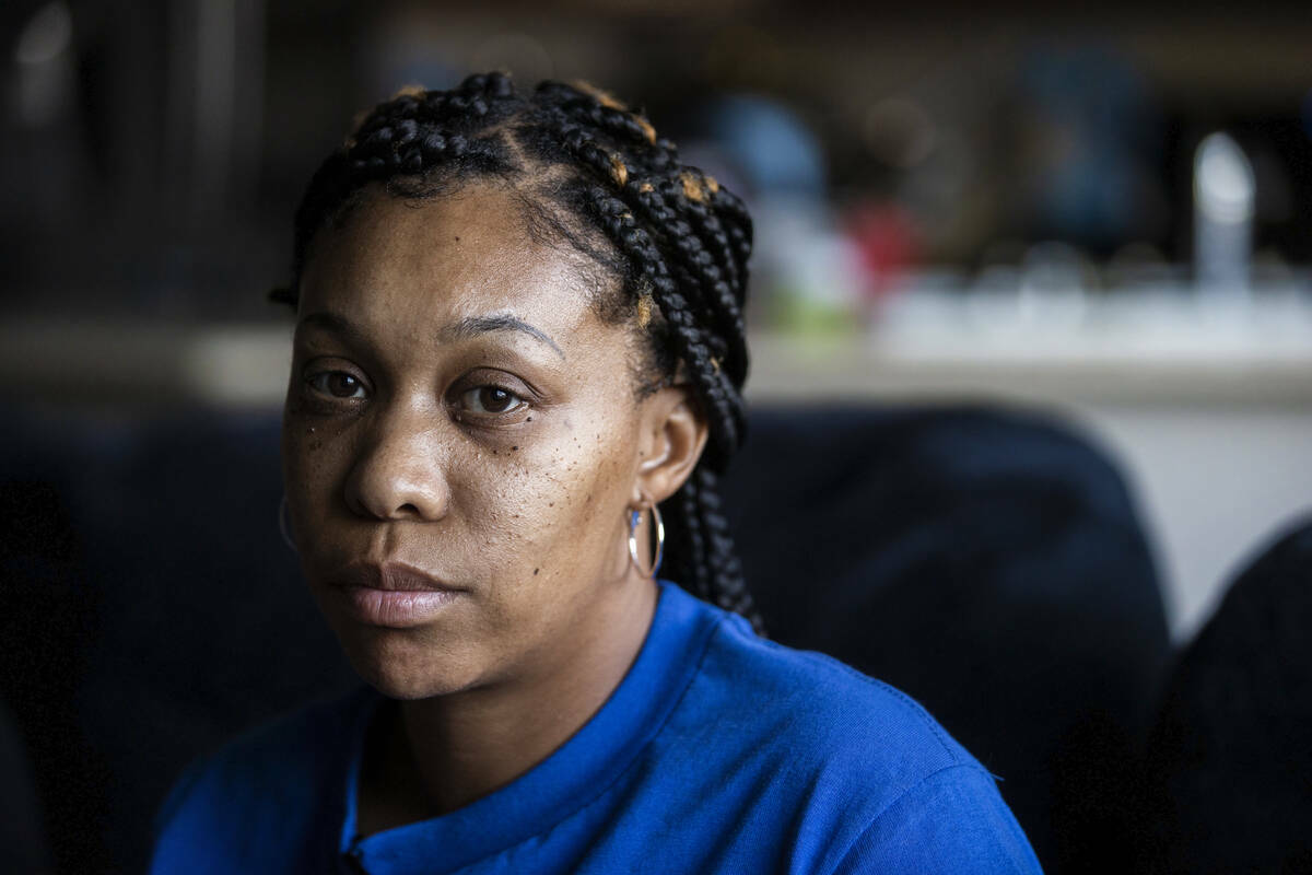 Latia Alexander, madre de Isaiah Williams, de 19 años, que fue abatido por una unidad SWAT de ...