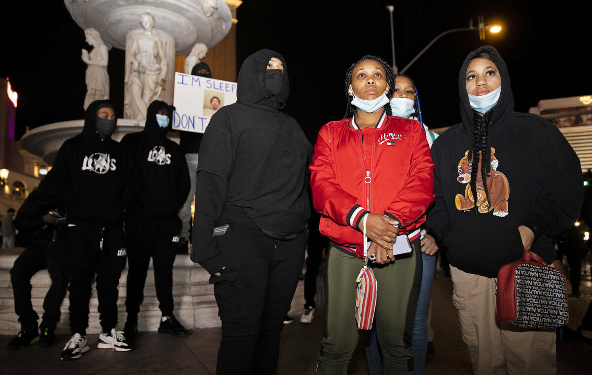 La hermana Chasity Johnson, a la derecha, y su madre, Latia Alexander, se unen a los manifestan ...