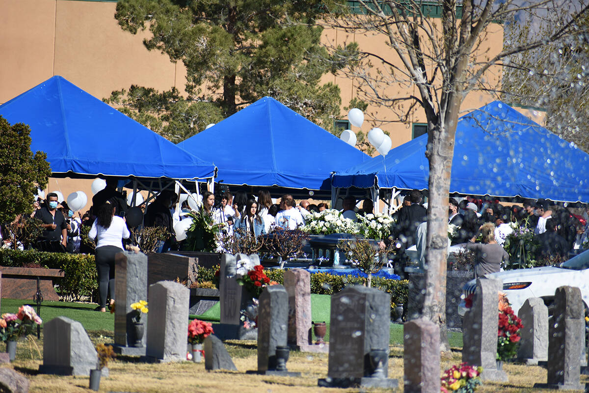 Decenas de personas acompañaron a la familia Zacarías en el funeral de siete de sus miembros ...