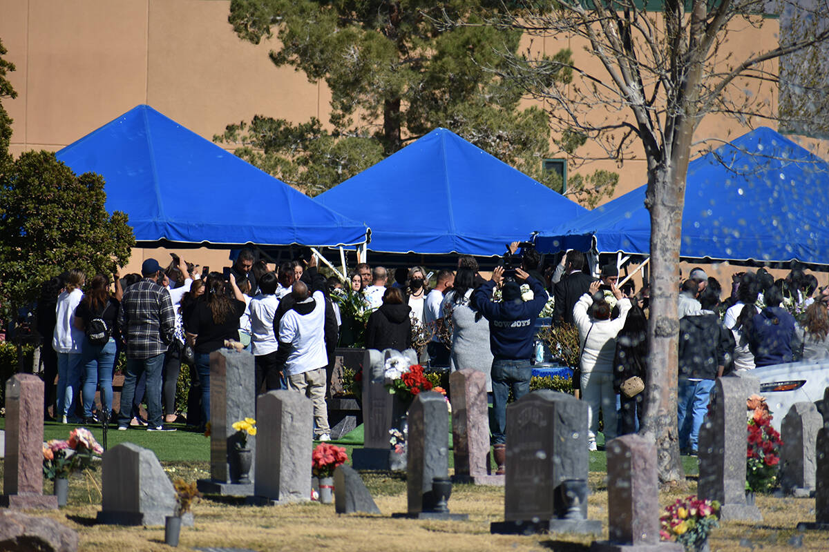 Decenas de personas acompañaron a la familia Zacarías en el funeral de siete de sus miembros ...