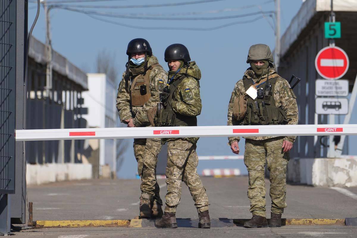 Guardias fronterizos ucranianos en un puesto de control desde el territorio controlado por los ...