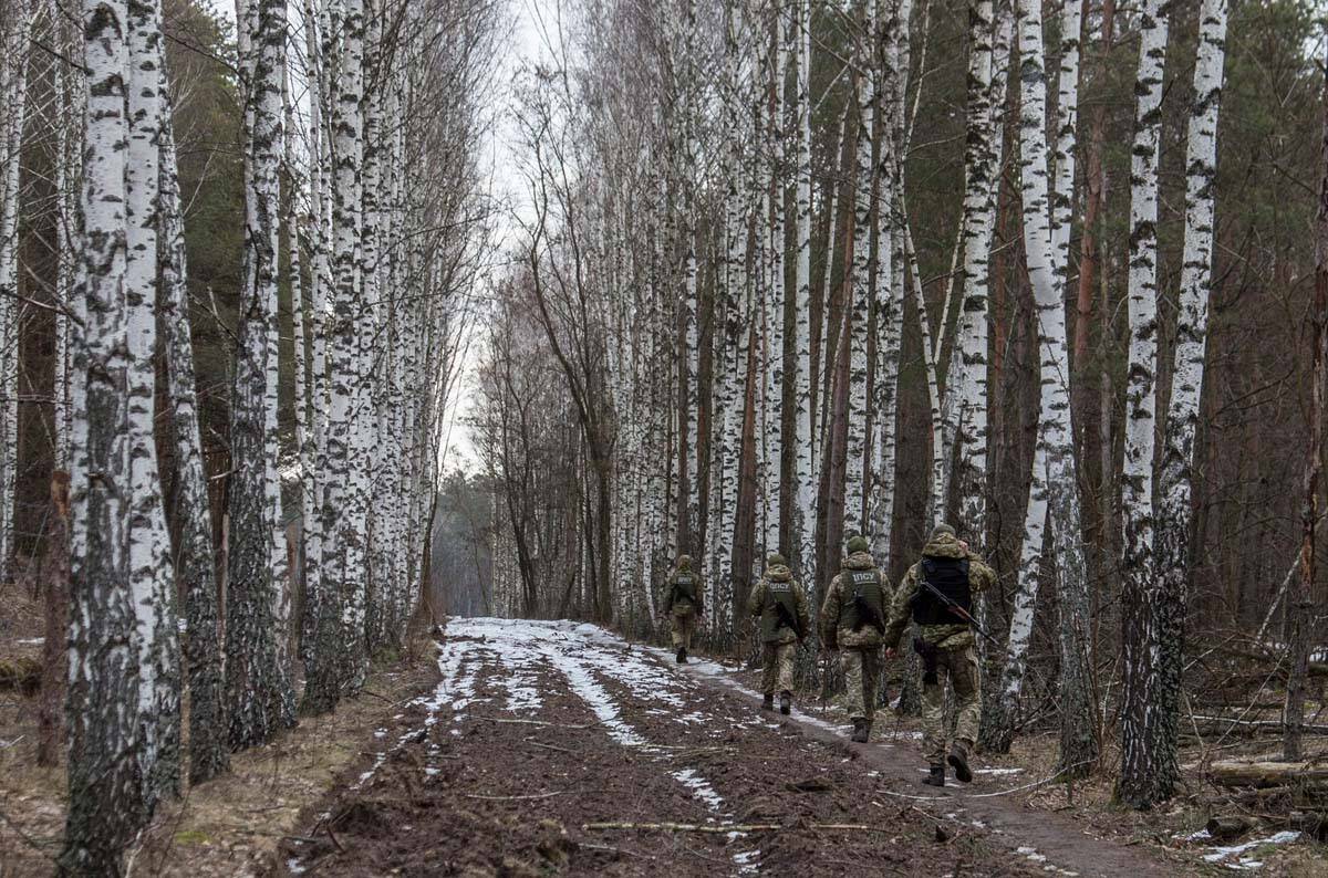 Agentes de la guardia fronteriza ucraniana patrullan la frontera estatal entre Ucrania y Bielor ...
