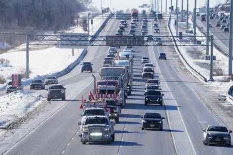 Un convoy de camioneros que se dirige a Parliament Hill en Ottawa para participar en un convoy ...