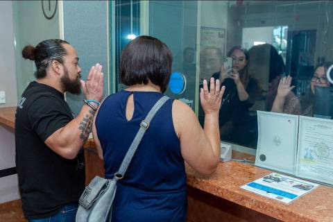 Luis Pantoja y Mayra Ramírez prestan juramento al recibir su licencia de matrimonio, la licenc ...