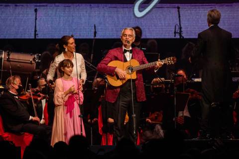 Andrea Bocelli aparece con su esposa, Verónica, y su hija, Virginia, en el MGM Grand Garden el ...