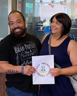 Luis Pantoja y Mayra Ramírez en la Oficina de Licencias Matrimoniales del Condado Clark el dom ...