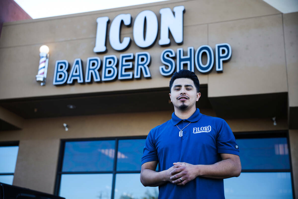 Francisco Carbajal en el exterior de Icon Barbershop, donde trabaja como barbero a la vez que d ...