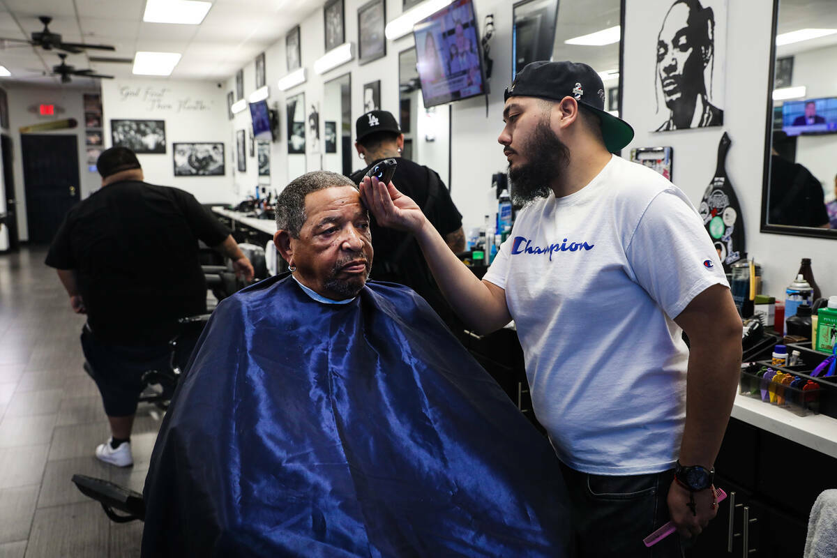 Geo Jiménez le corta el cabello a Joseph Clark el jueves 17 de febrero de 2022 en Icon Barbers ...
