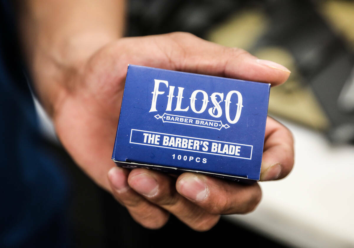 Francisco Carbajal muestra una caja de navajas para afeitar de su empresa Filoso en Icon Barber ...