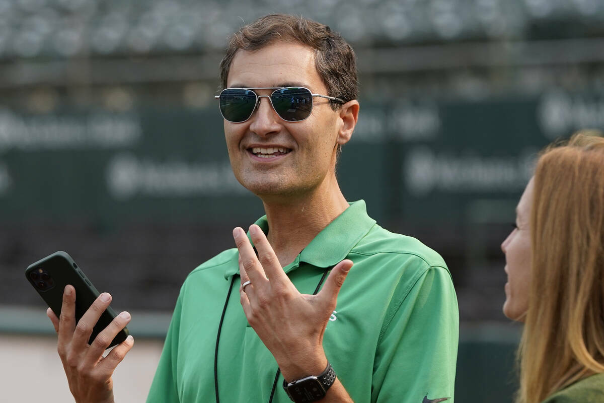 El presidente de los Oakland Athletics, Dave Kaval, antes de un partido de béisbol entre los A ...