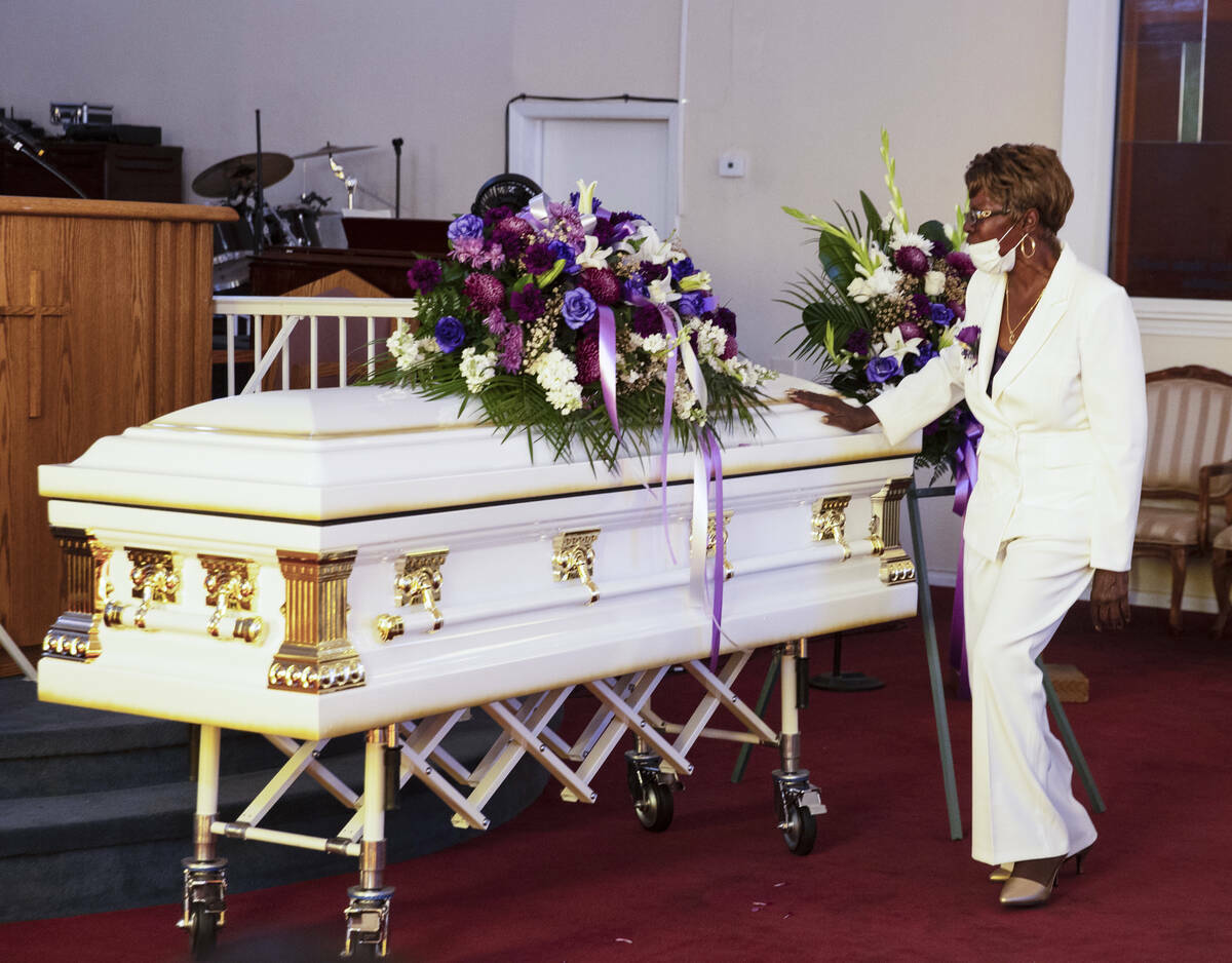 Cynthia Miller, la madre de Tanaga Miller, una de las nueve personas que murieron en el acciden ...
