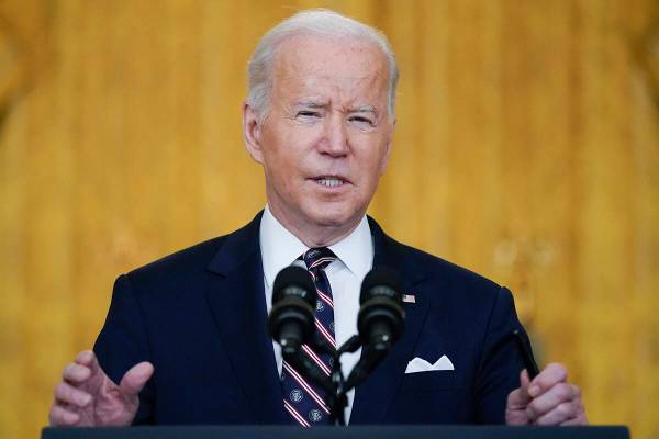 El presidente Joe Biden habla sobre Ucrania en el Salón Este de la Casa Blanca, el martes 22 d ...