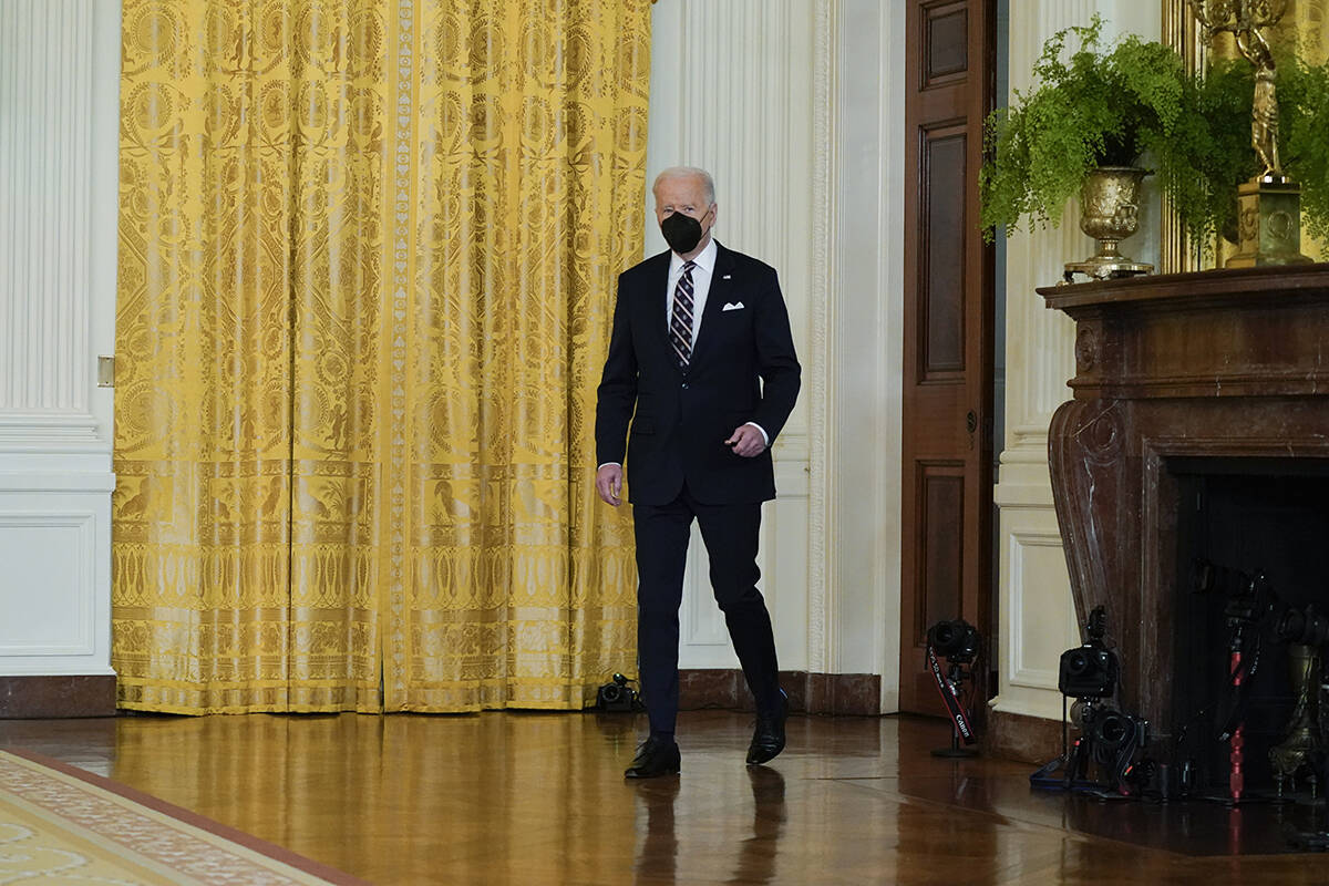 El presidente Joe Biden llega para hablar sobre Ucrania en el Salón Este de la Casa Blanca, el ...