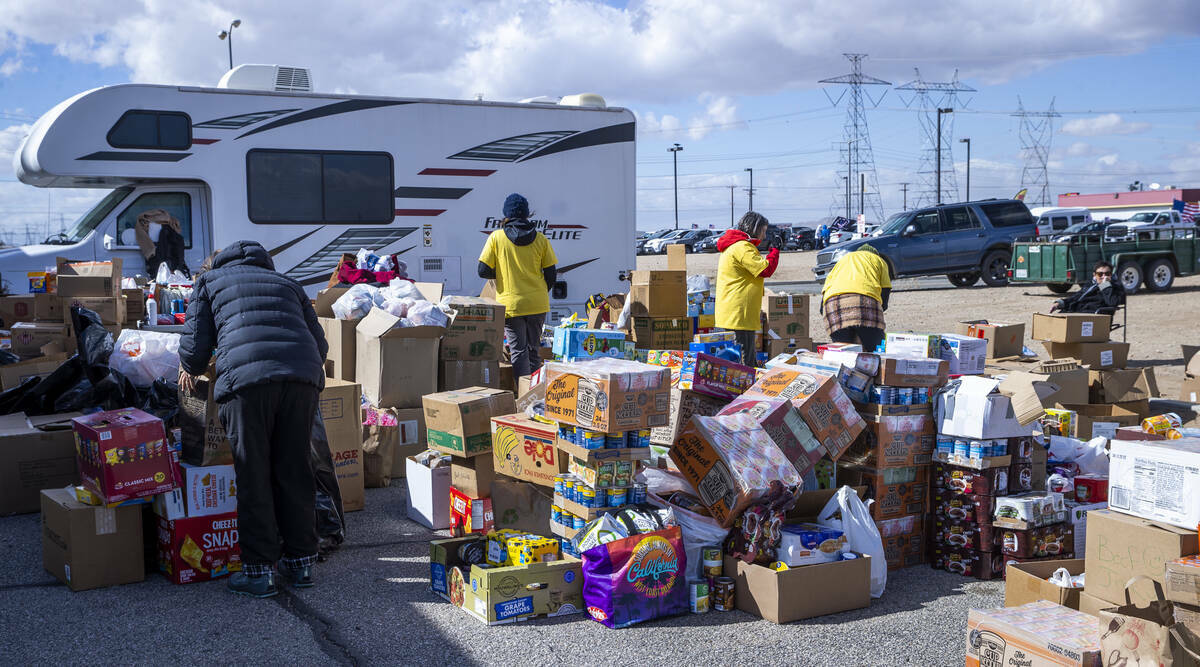 Las donaciones de alimentos se clasifican en el estacionamiento para The People's Convoy mientr ...