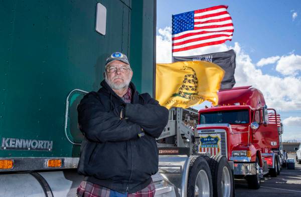 El camionero Ron Coleman de Reno es uno de los primeros asistentes que llegan a la puesta en es ...