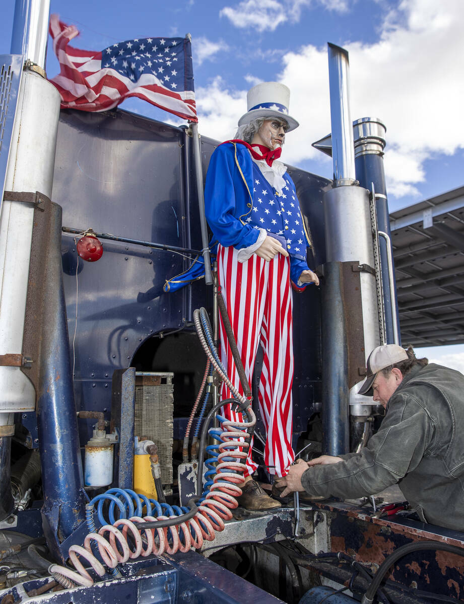 El camionero Fred, de Bouie River Trucking, de Hattiesburg, Mississippi, coloca un maniquí del ...