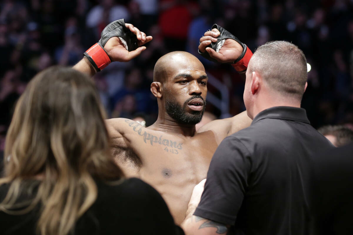 Jon Jones pasa su revisión previa al combate antes de una pelea de artes marciales mixtas de p ...