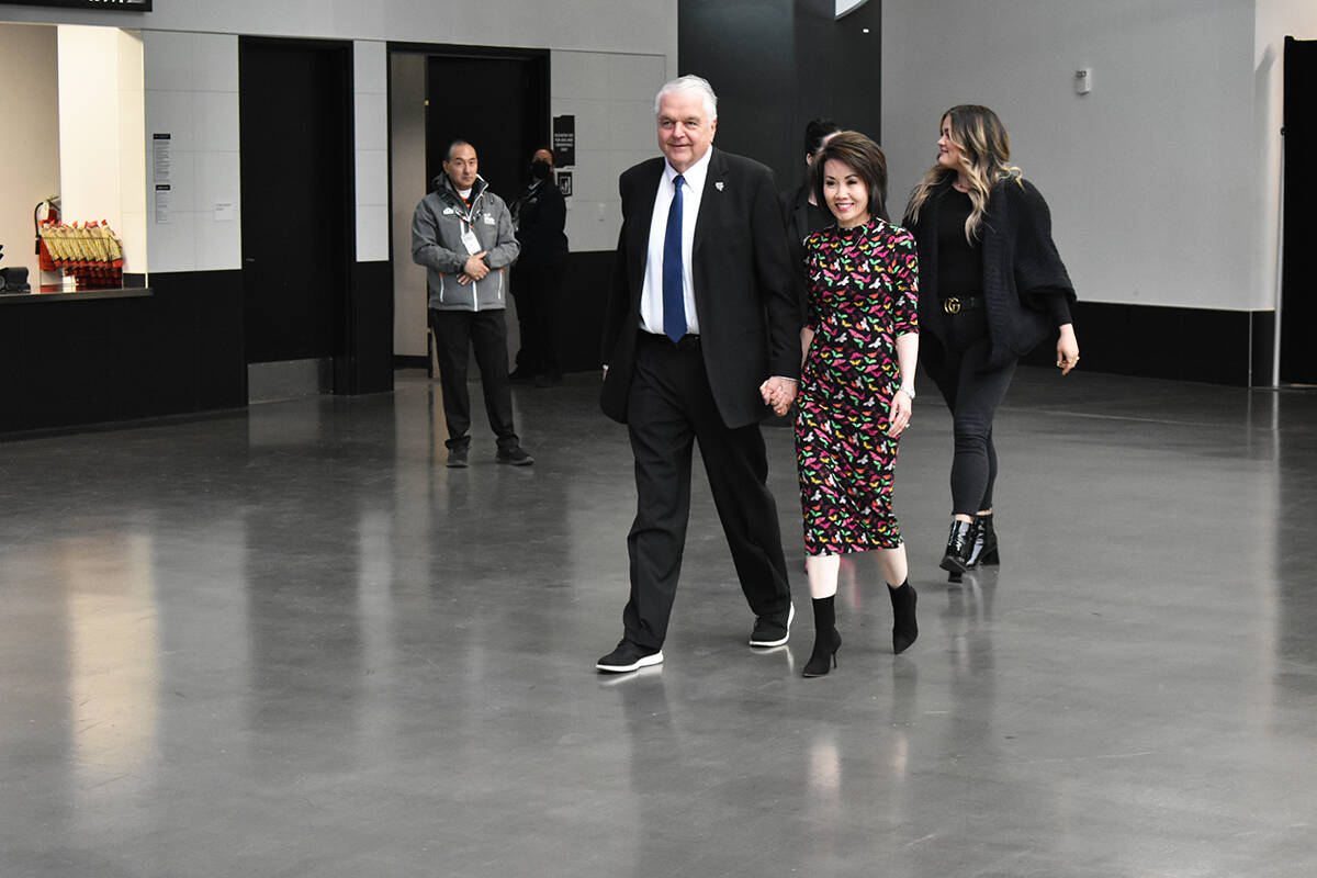 El gobernador Steve Sisolak camina junto a su esposa Kathy antes de emitir su Informe de Gobier ...