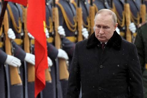 El presidente ruso, Vladimir Putin, asiste a una ceremonia de colocación de una ofrenda floral ...