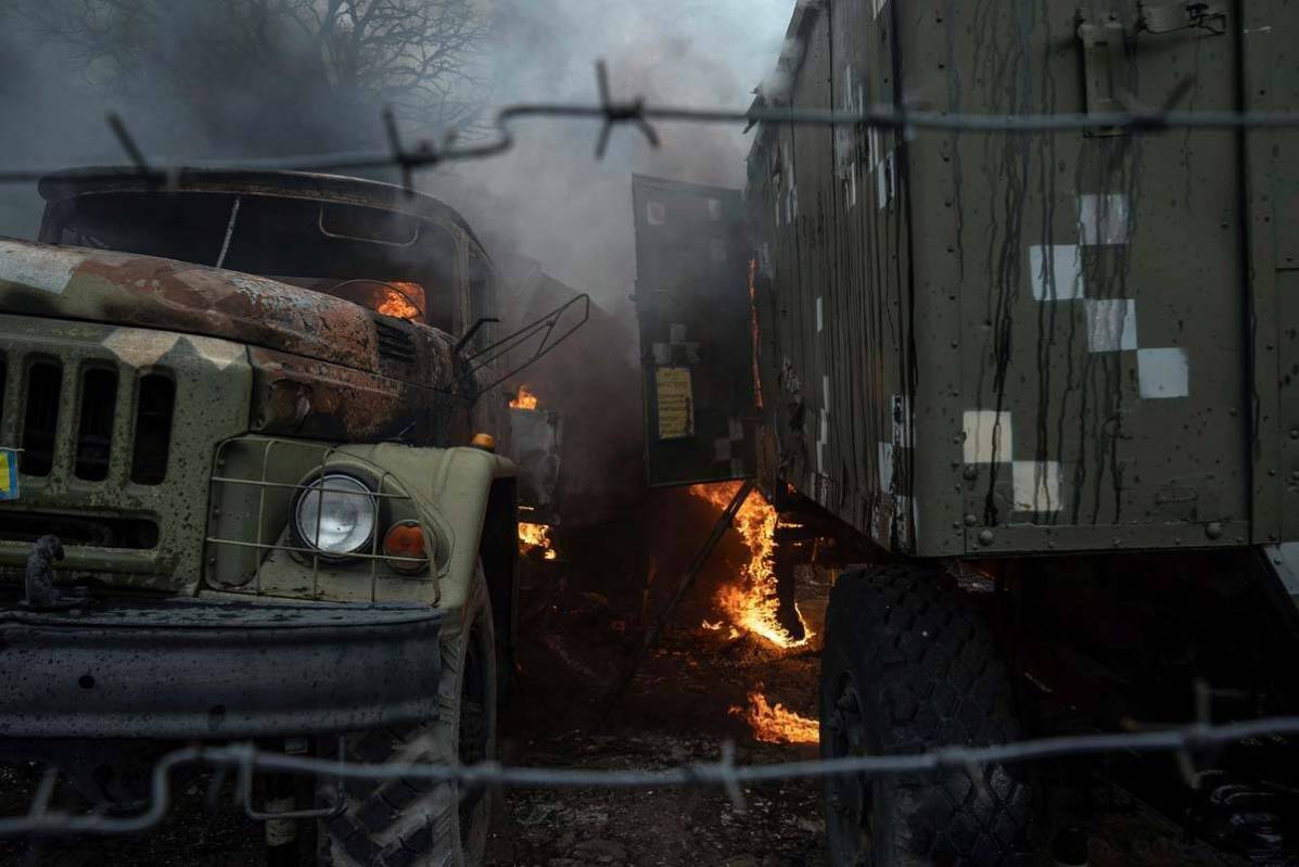 Una pista militar ucraniana arde en una base de defensa aérea tras un aparente ataque ruso en ...