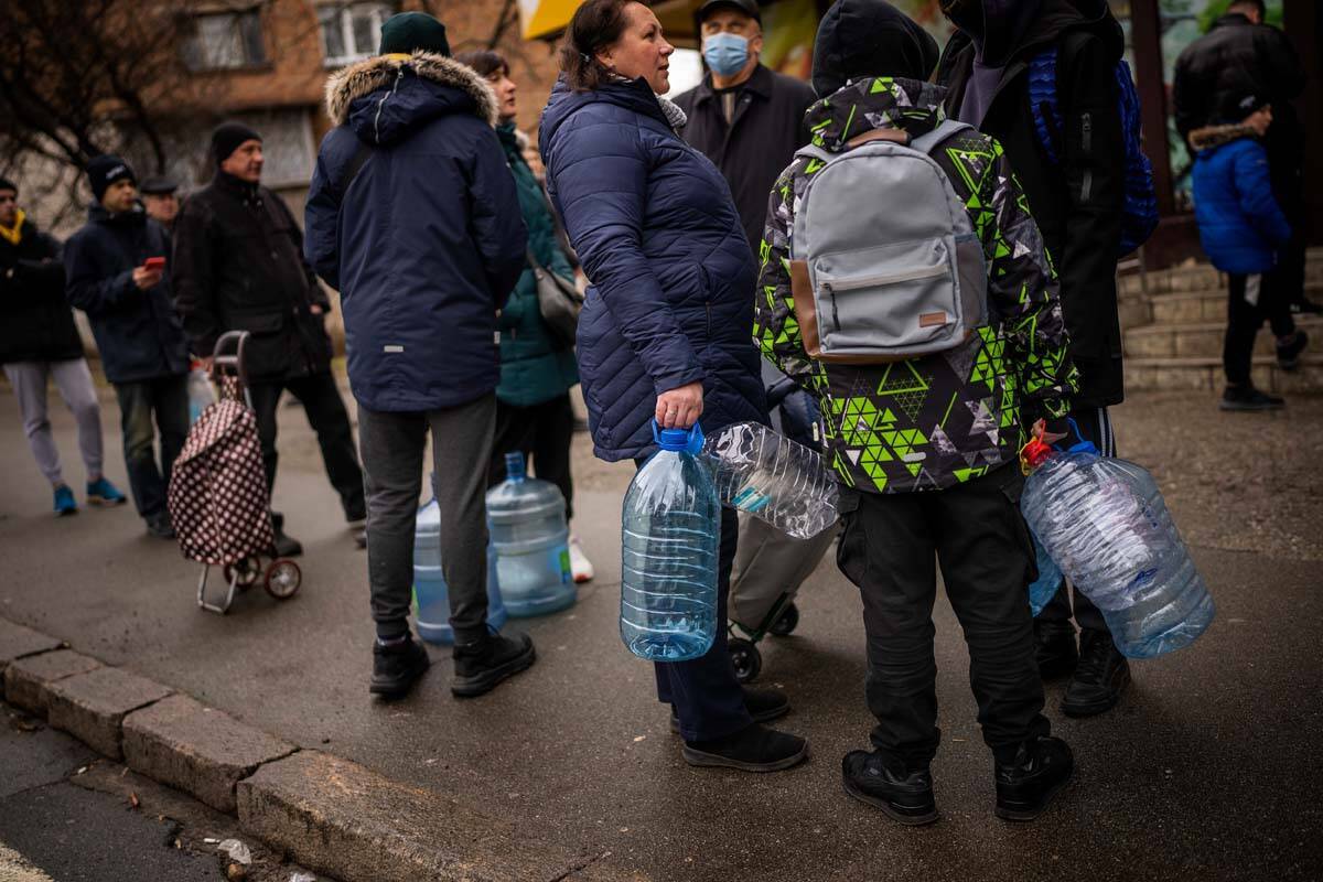 Residentes locales esperan para comprar agua en una tienda durante un corte de agua en Kyiv, Uc ...