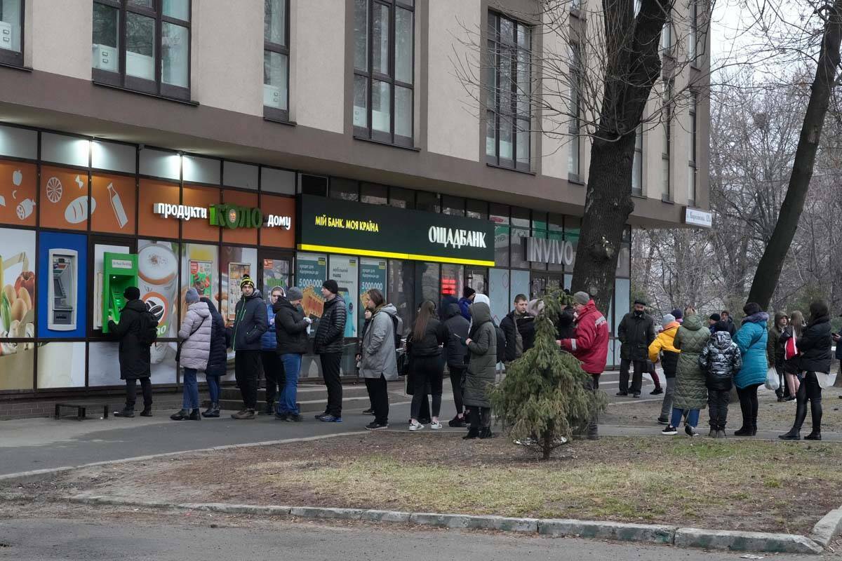 La gente hace fila para retirar su dinero de un cajero automático en Kyiv, Ucrania, el jueves ...