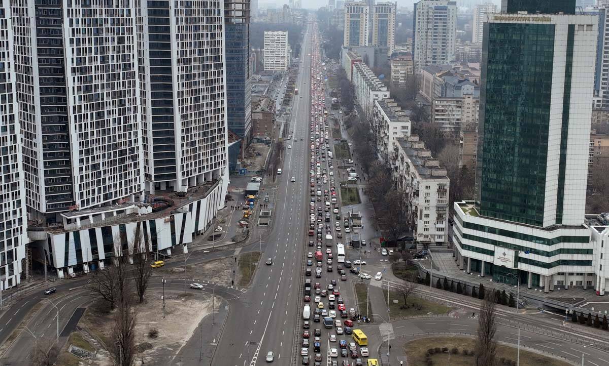 Se ven atascos mientras la gente sale de la ciudad de Kiev, Ucrania, el jueves 24 de febrero de ...