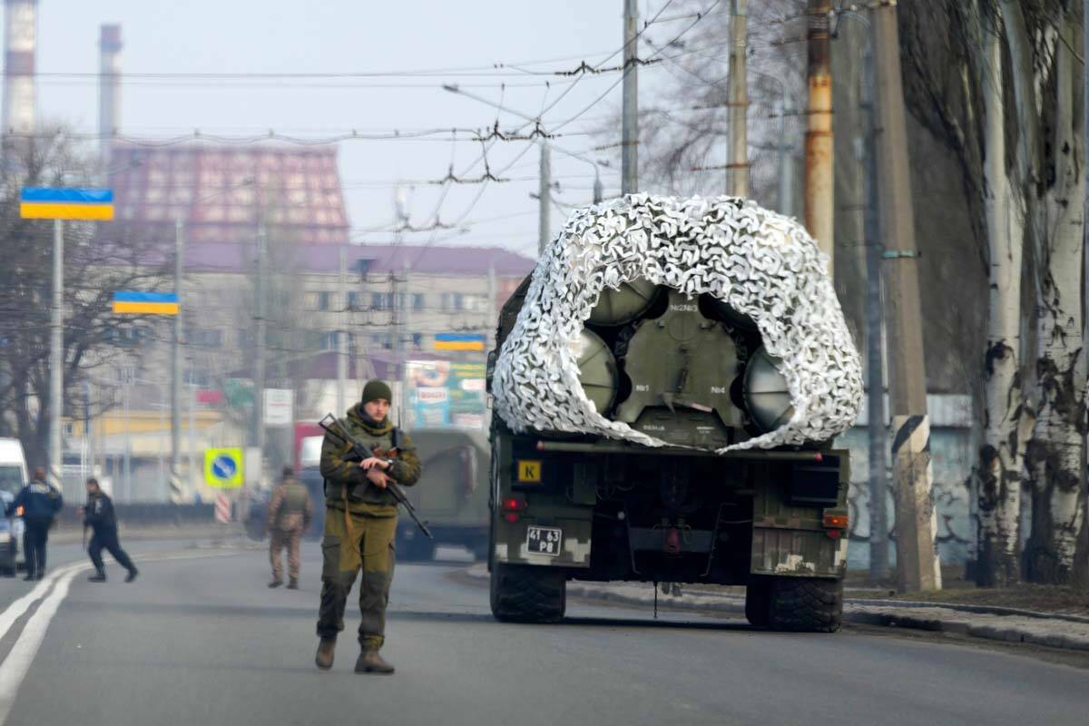 Un soldado ucraniano junto a un vehículo militar en una carretera de Kramatosrk, en el este de ...