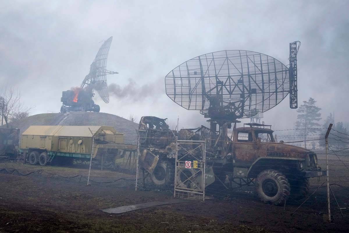 Se observan radares dañados y otros equipos en unas instalaciones militares ucranianas a las a ...