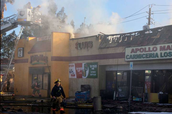 Bomberos de Las Vegas luchan contra un incendio de dos alarmas en Apollo Market de North Jones ...
