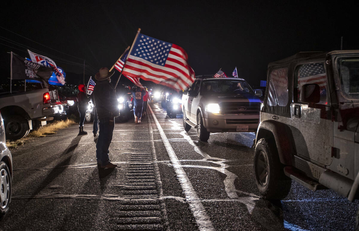 El simpatizante Greg Shelton de Kingman, Arizona, agita su bandera mientras The People's Convoy ...