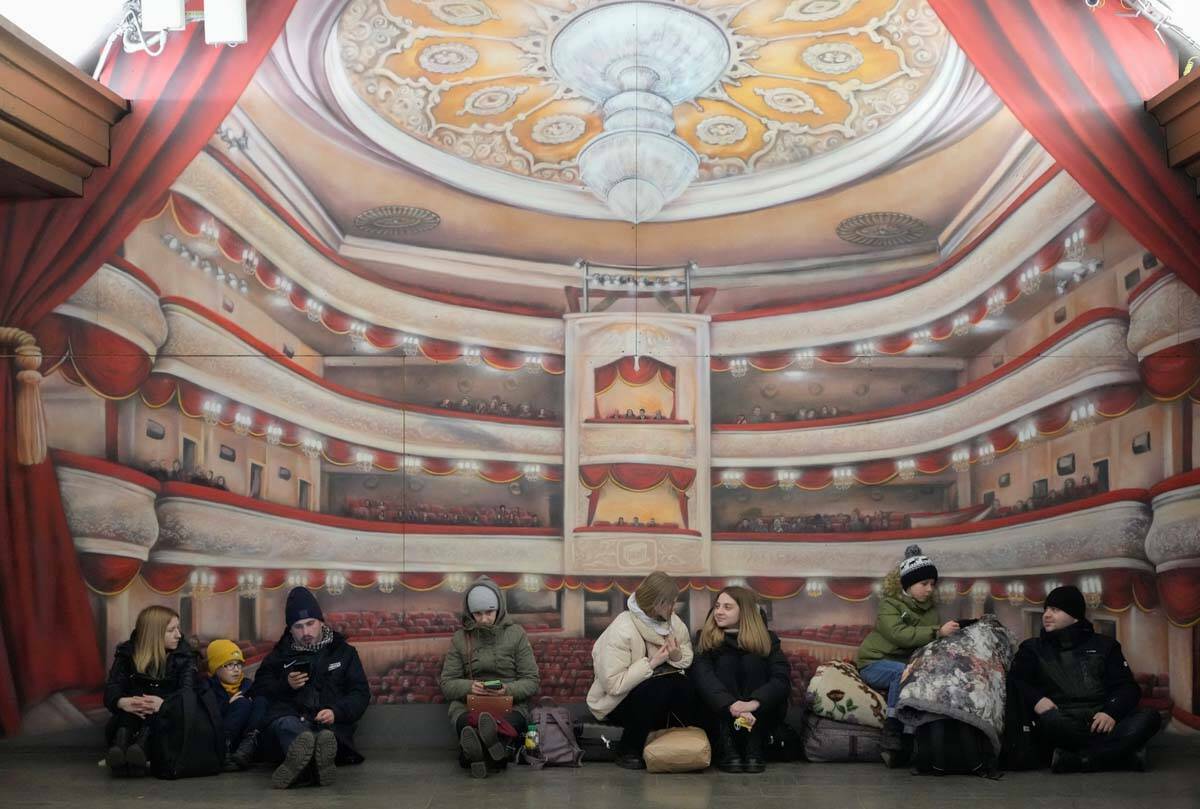 La gente descansa en el metro de Kiev, usándolo como refugio el viernes 25 de febrero de 2022. ...