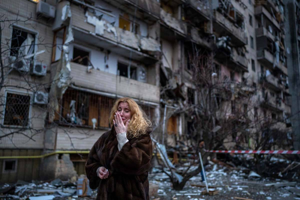 Natali Sevriukova reacciona junto a su casa tras un ataque con cohetes a la ciudad de Kiev, Ucr ...